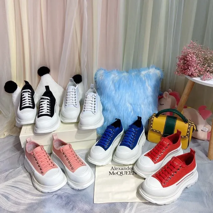 👟👟Ex-factory price 480👟👟Mc Queen McQueen’s new couple shoes! 2023ss spring model first release‼ ️‼ ️Young ladies who are fashion representatives must be in the forefront of fashion! The unique personality of the shoes adds full charm, and the shoes are super stylish. ⚠The uppers are made of customized original canvas. The color is warm and moist. 🔸The inner padding is made of imported goatskin. Full of flexibility! The round toe design allows the toes to be completely released🥰 Get rid of the original pressure of shoes! 🔸The outsole adopts the original molded vacuum outsole. The process of combining several layers of outsole is complicated. Super light and super comfortable! Super affordable ❤️ 🔸 🔸Size: 35-44 men’s and women’s sizes. The latest counter packaging low top